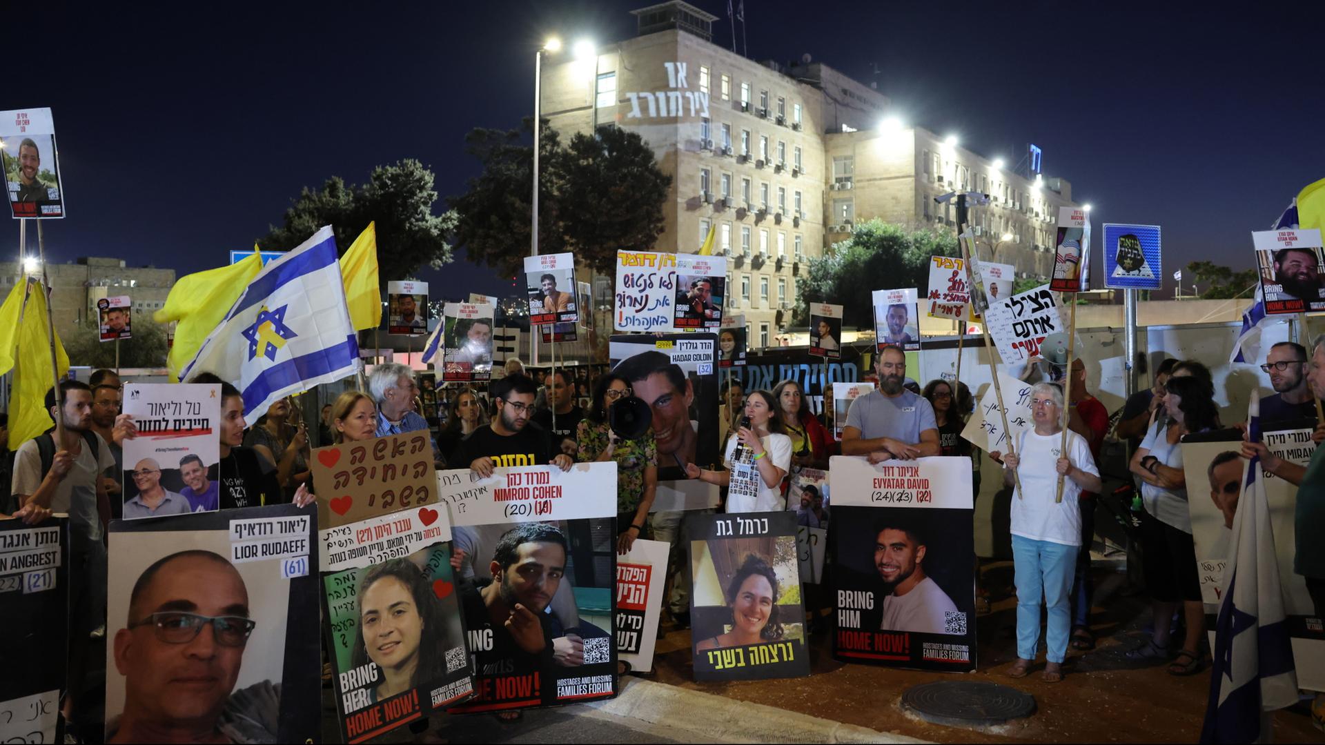 Familien von israelischen Geiseln, die von der Hamas im Gazastreifen festgehalten werden, protestieren vor dem Büro des Premierministers in Jerusalem. | EPA