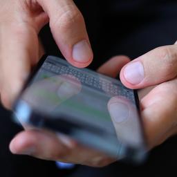 Eine Person schreibt auf einem Smartphone