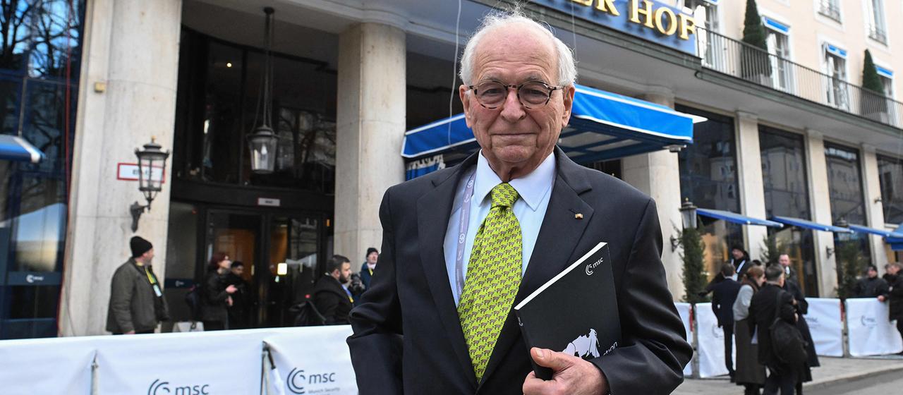 Wolfgang Ischinger steht vor dem Hotel Bayerischer Hof in München.