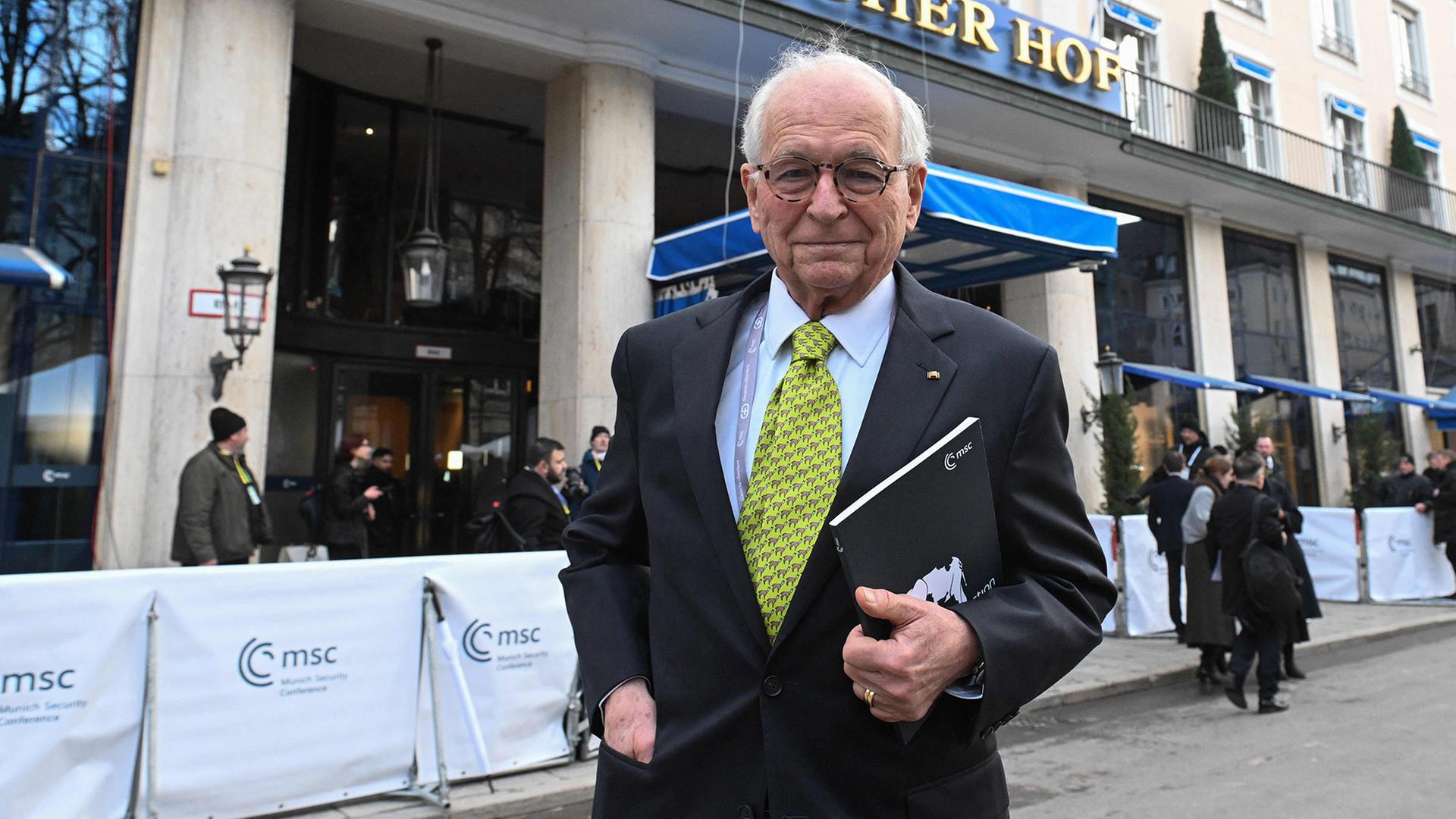 Wolfgang Ischinger steht vor dem Hotel Bayerischer Hof in München. | AFP