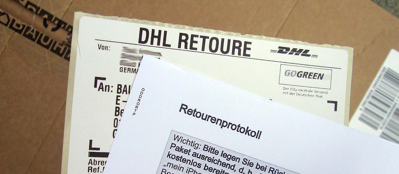 Retourenaufkleber auf einem Paket.