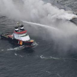 Boote versuchen das Feuer auf dem Frachter "Fremantle Highway" vor der Küste der niederländischen Insel Ameland zu löschen.