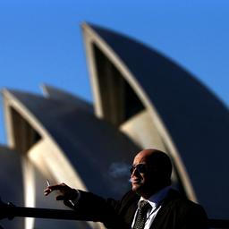 Ein Raucher steht vor der Oper in Sydney.