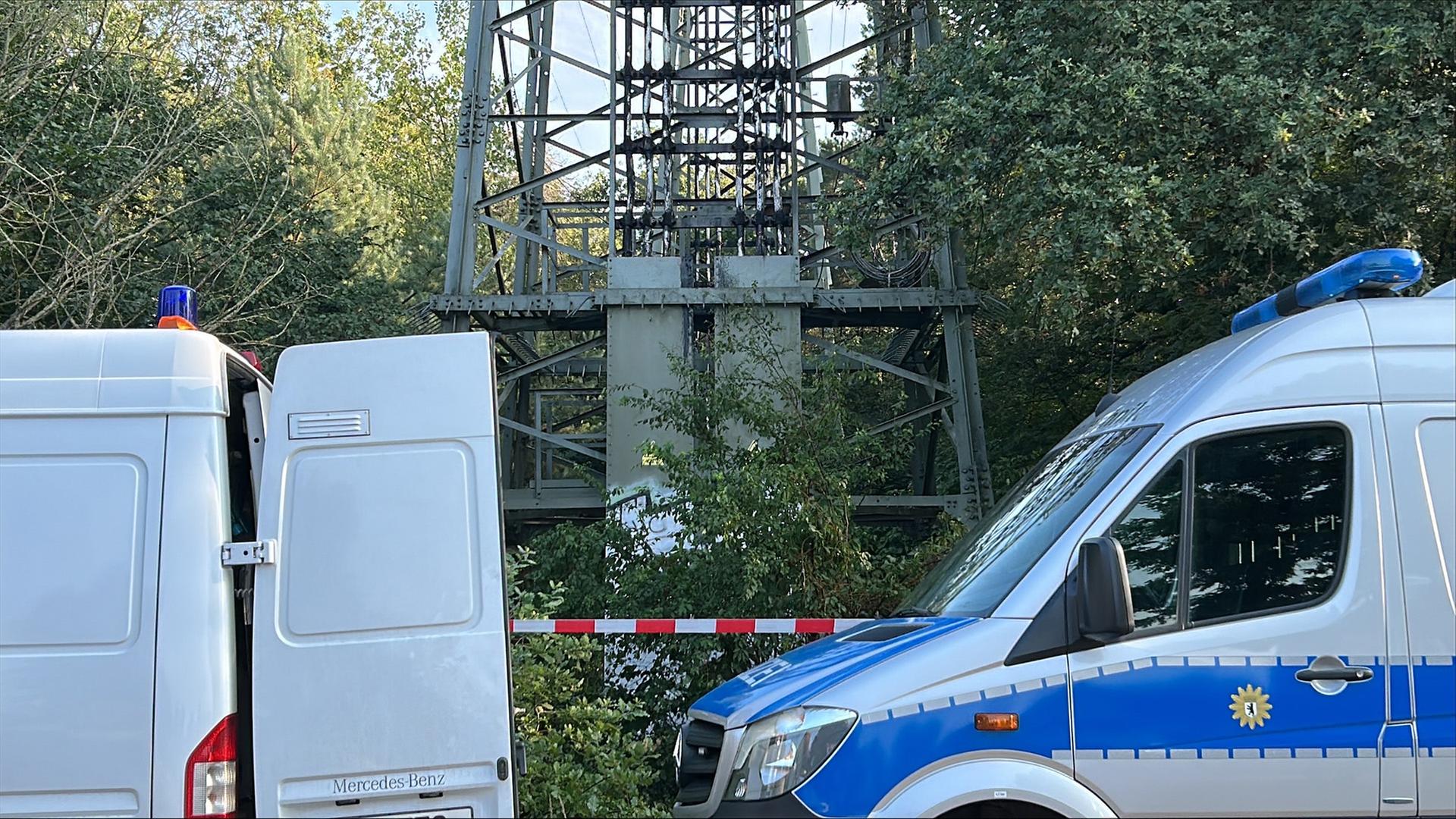 Wegen eines Brandes an zwei Strommasten gibt es am 09.09.2025 im Berliner Südosten einen großen Stromausfall. Grund für den Ausfall ist den Angaben zufolge ein Feuer an Strommasten in Berlin-Johannisthal. (Quelle: rbb/Kerstin Breinig) | rbb/Kerstin Breinig