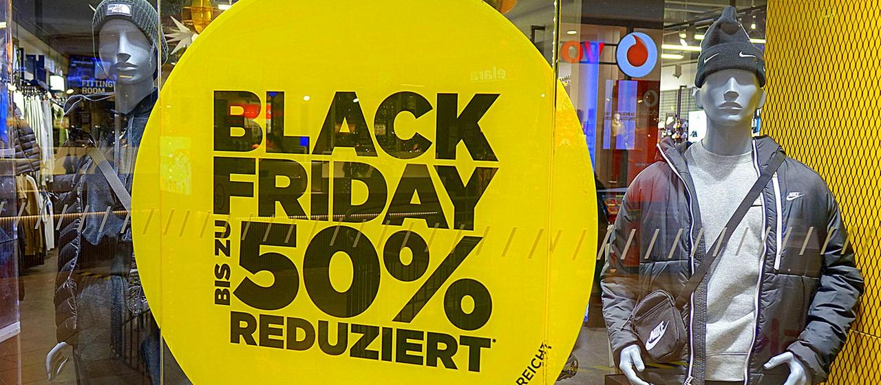 Black Friday Werbung in einem Schaufenster