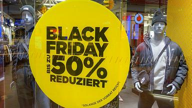 Black Friday Werbung in einem Schaufenster