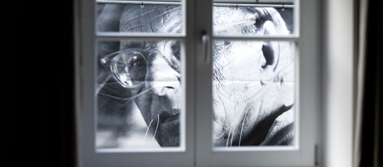 Ein Foto von Carl Orff im neuen Carl-Orff-Museum (COMU) in Dießen am Ammersee, Bayern.