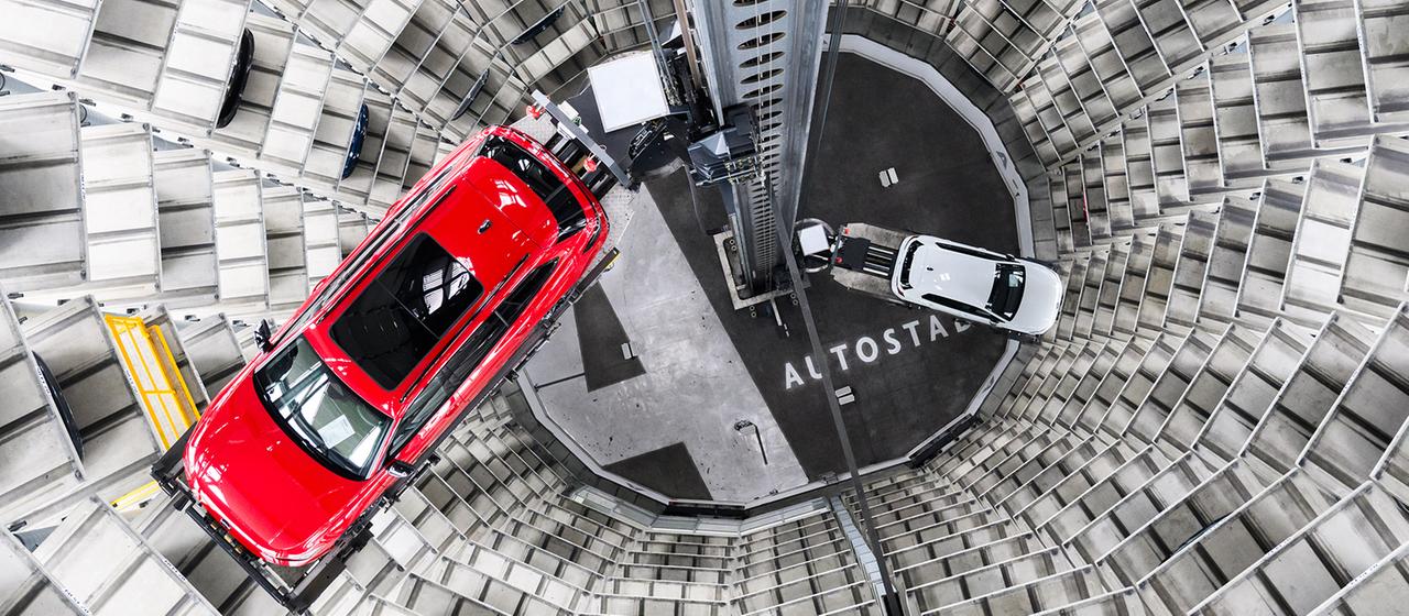 Autos von Volkswagen stehen zur Auslieferung in einem Turm der Autostadt am VW Stammwerk.