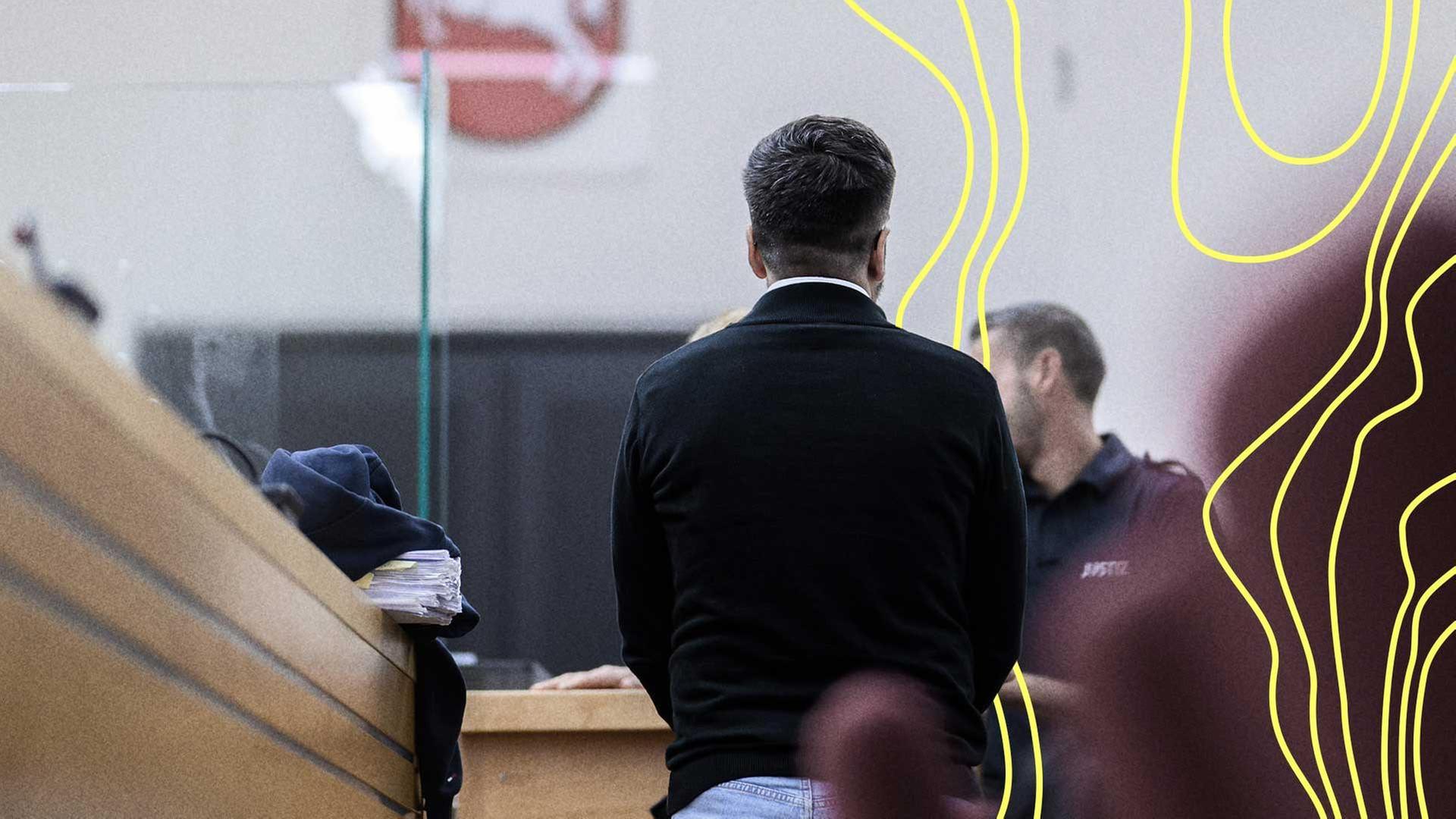 Ein Angeklakter steht im Gerichtssaal des Landgerichts. | picture alliance/dpa | Julian Stratenschulte