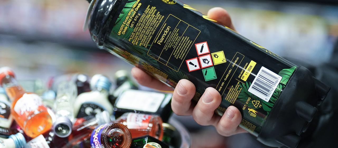 Lachgas und Alkoholfläschchen