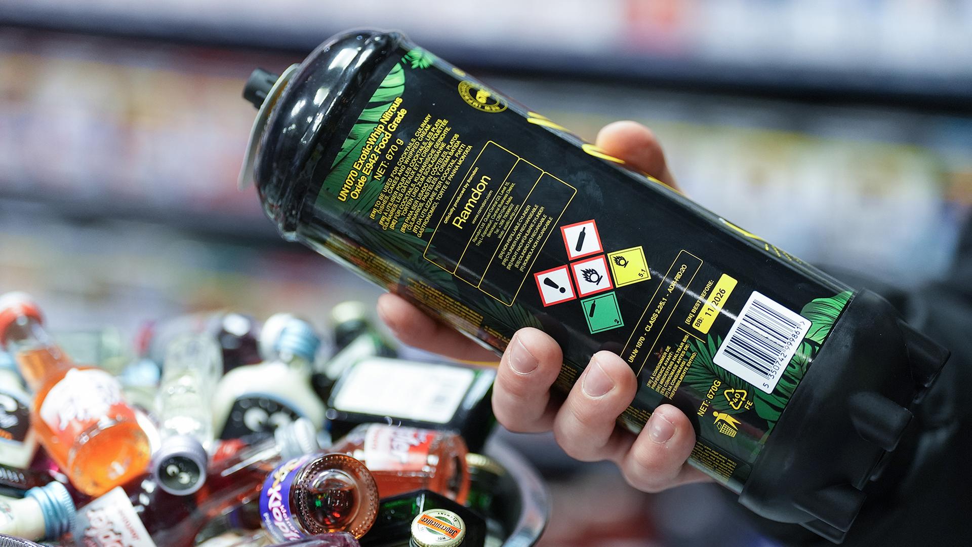 Lachgas und Alkoholfläschchen | dpa