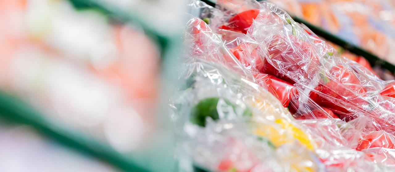 Gemüse in Plastikverpackung liegen in einem Supermarkt.