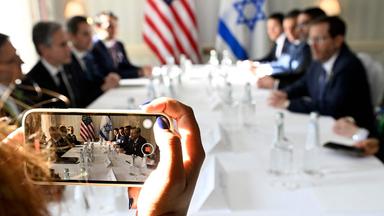 Eine Frau filmt bei der Münchner Sicherheitskonferenz