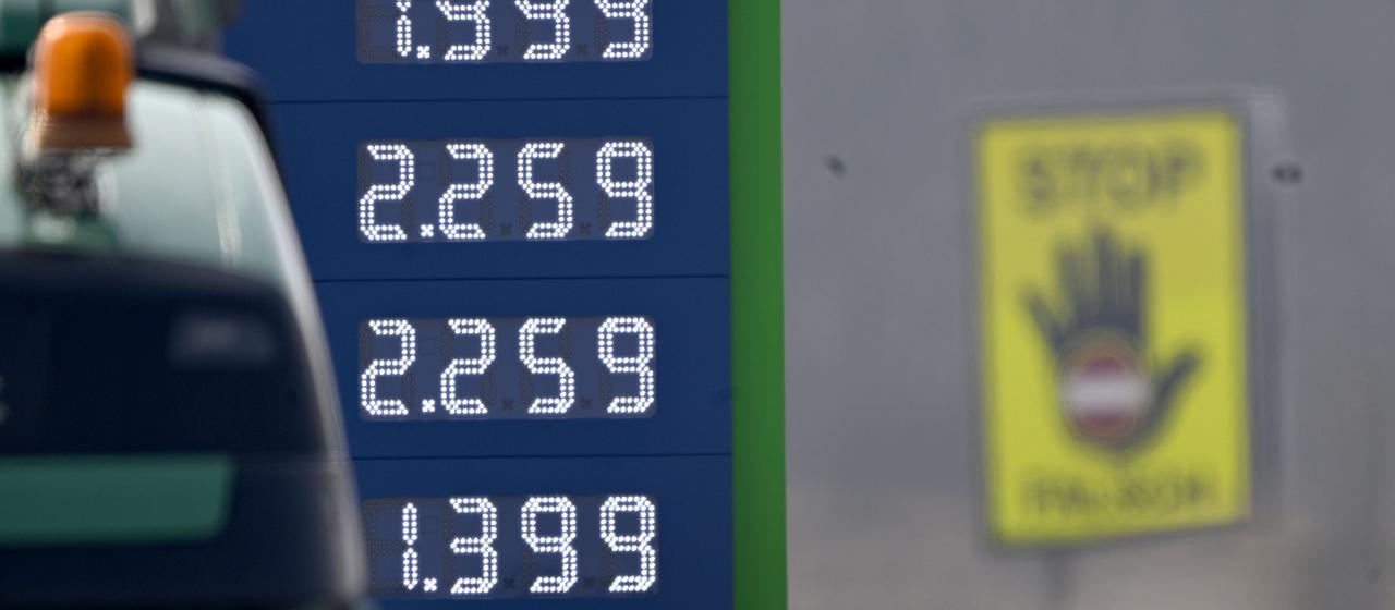 Anzeigetafel an einer Tankstelle in Österreich