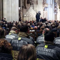 Feuerwehrleute sitzen im Gedenkgottesdienst an den Anschlag in Magdeburg.