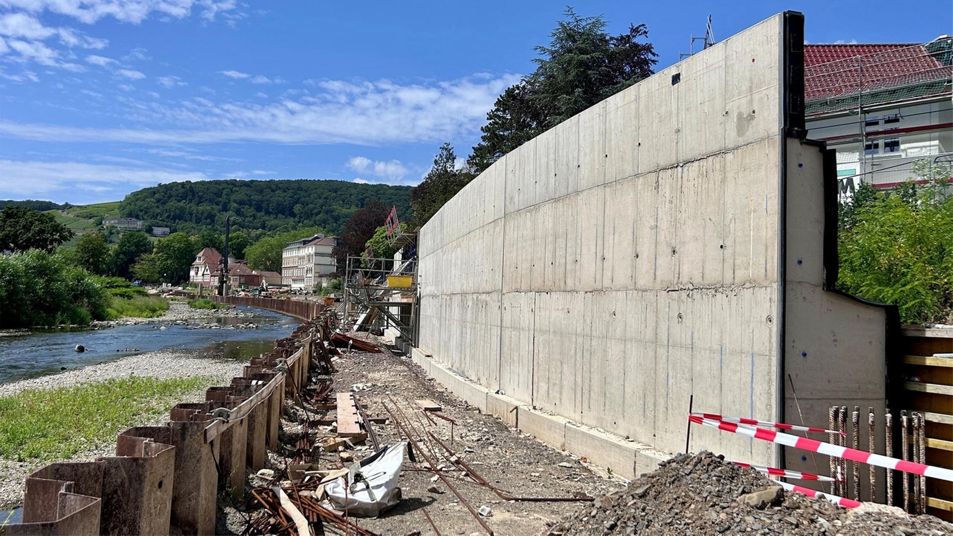 Eine Prallwand an der Karl-von-Ehrenwall-Allee in Ahrweiler.  | SWR
