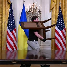 Stühle werden vom Unterzeichnungstisch im Weißen Haus entfernt, nachdem ein Treffen zwischen US-Präsident Trump und dem ukrainischen Präsidenten Selenskyj eskalierte.