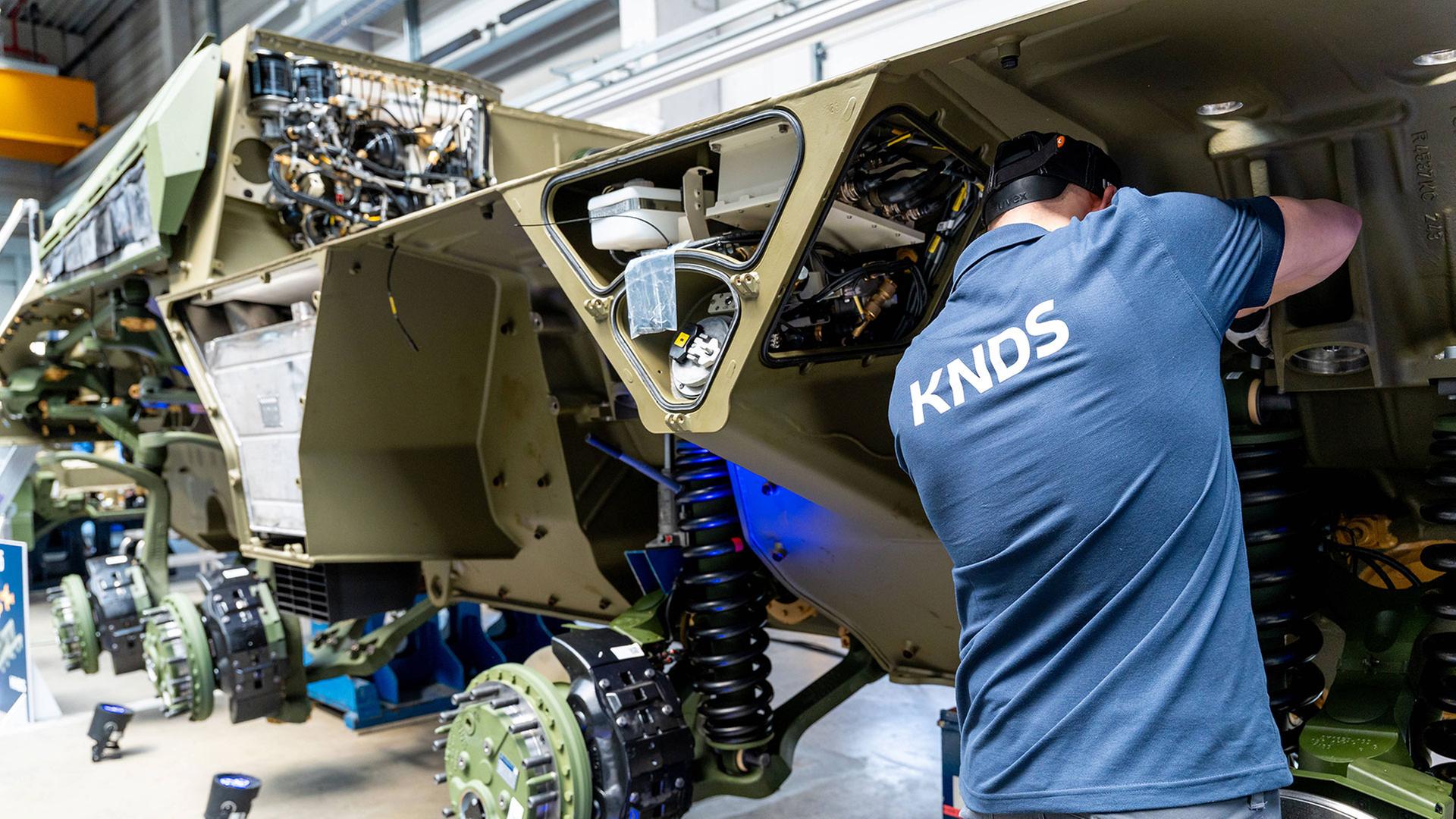 KNDS-Mitarbeiter bei der Arbeit an einem Panzer in der Fertigungshalle | IMAGO / Bihlmayerfotografie