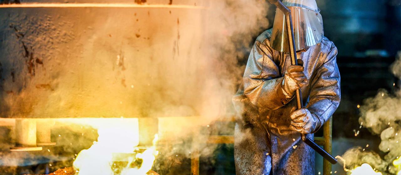 Stahlarbeiter beim Abguss.