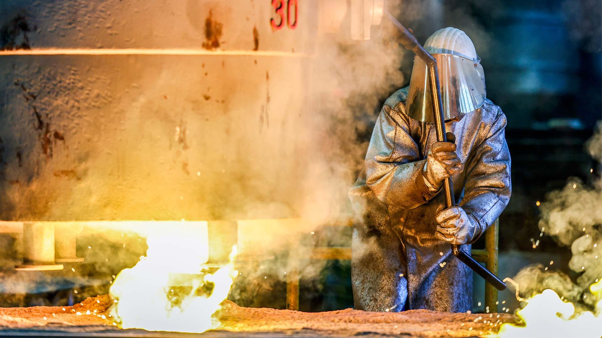 Stahlarbeiter beim Abguss. | picture alliance/dpa