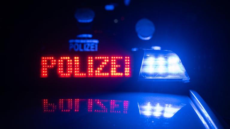 ein Polizeiauto mit Blaulicht (Archivbild)