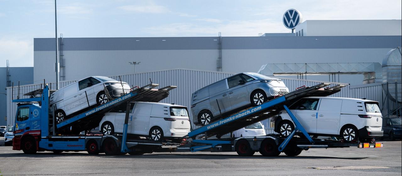 Neuwagen auf einem Transporter