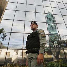 Ein Polizist überwacht den Eingang der Hauptzentrale von Mossack Fonseca in Panama-Stadt.