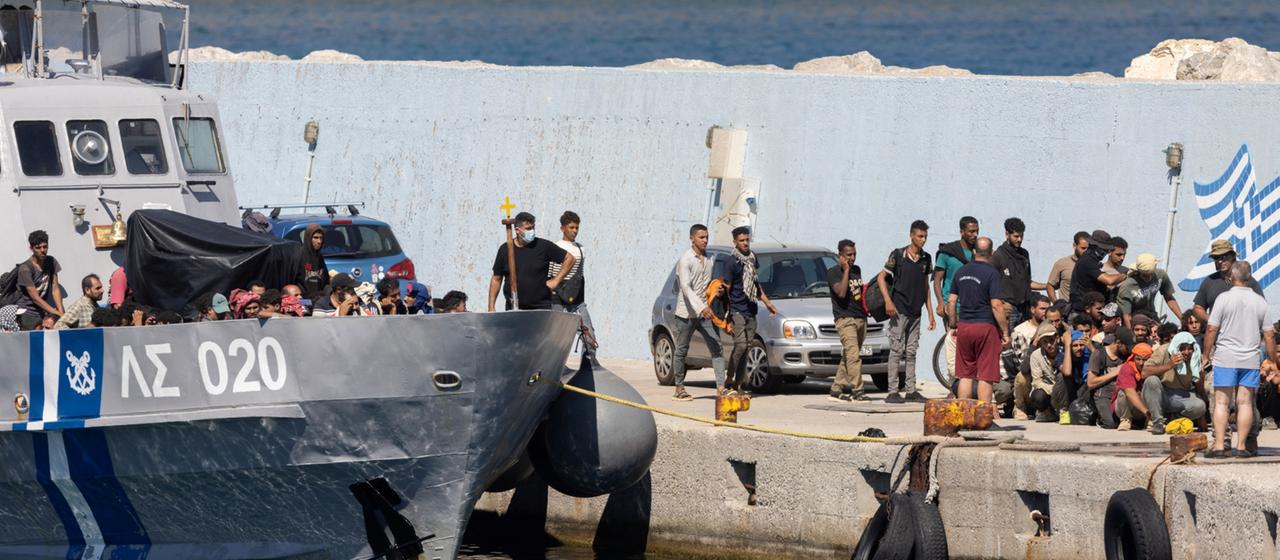 Migranten versammeln sich im Hafen von Agia Galini auf Kreta.