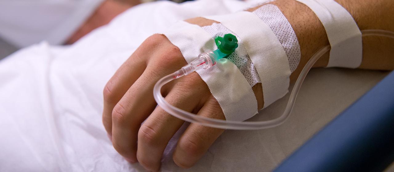 Ein Patient bekommt im Krankenhaus eine Infusion.