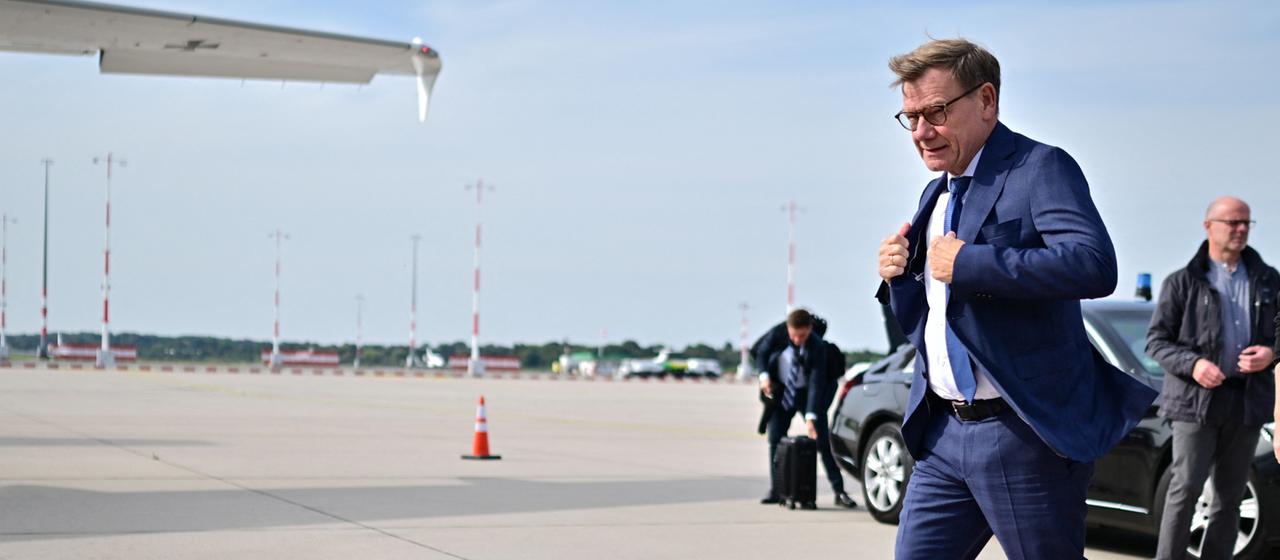 Johann Wadephul auf dem Flughafen Hamburg.
