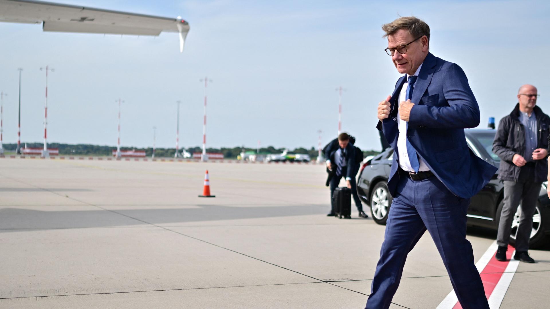Johann Wadephul auf dem Flughafen Hamburg. | Sebastian Gollnow/dpa