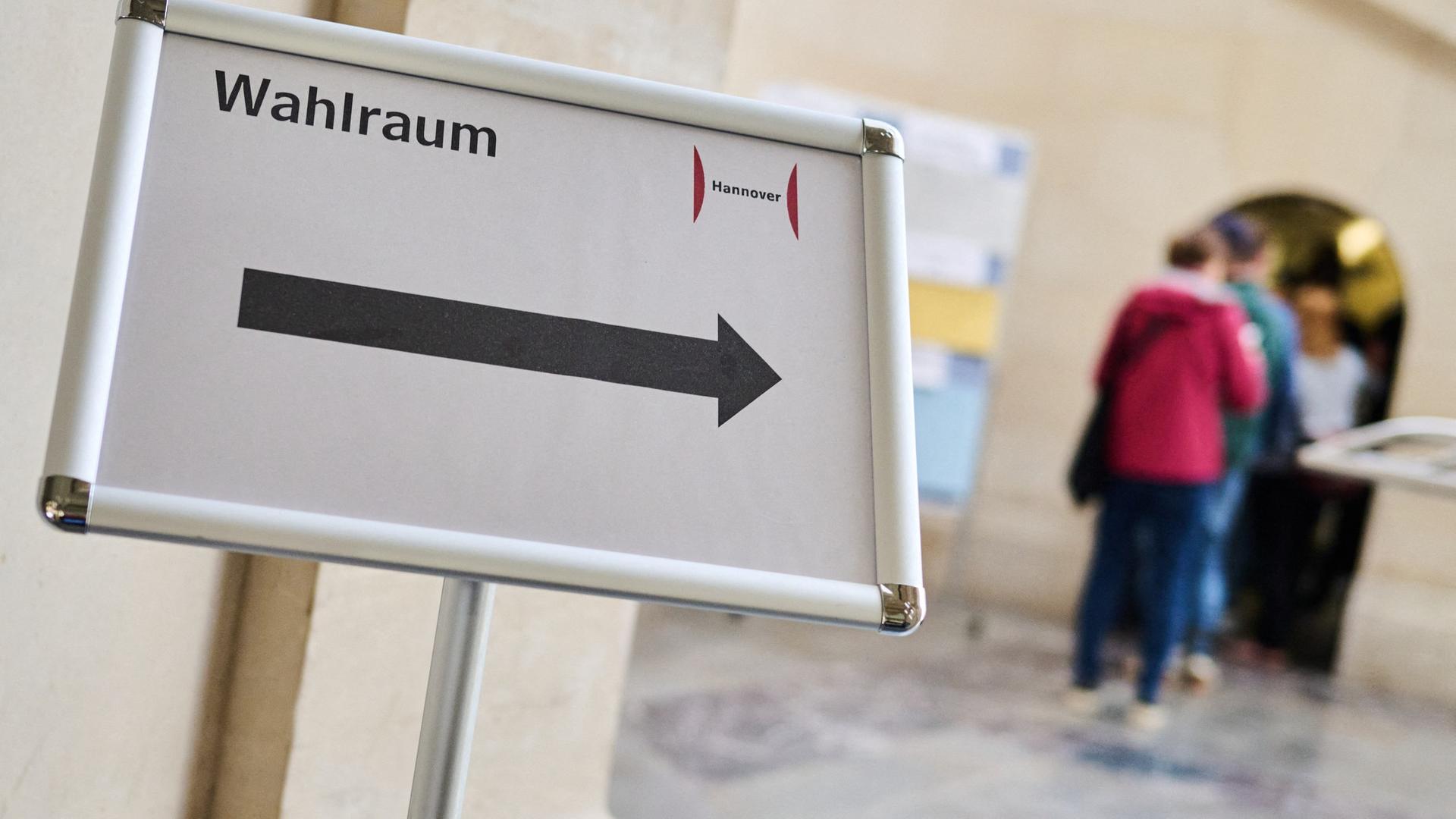 Ein Hinweisschild zeigt den Weg zum Wahlraum für die Kommunalwahl 2026 in Niedersachsen. | dpa Bildfunk | Julian Stratenschulte