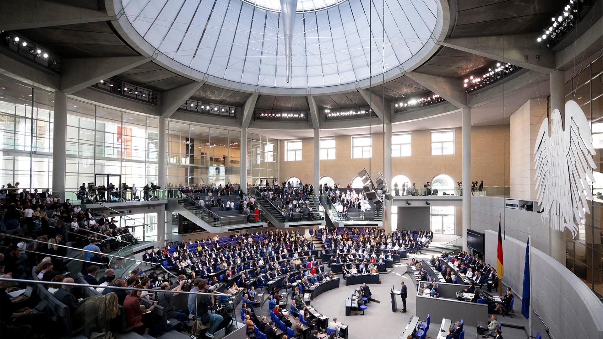 Friedrich Merz spricht im Deutschen Bundestag. | picture alliance / IPON