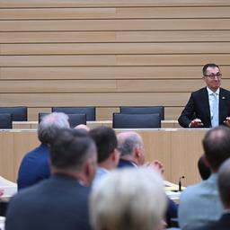  Cem Özdemir (Bündnis 90/Die Grünen) wird im Landtag zum neuen Ministerpräsidenten von Baden-Württemberg gewählt.