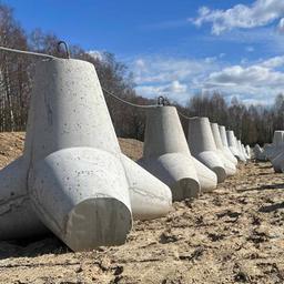 An der Grenze zwischen Polen und Belarus bei Dąbrówka stehen Panzersperren.