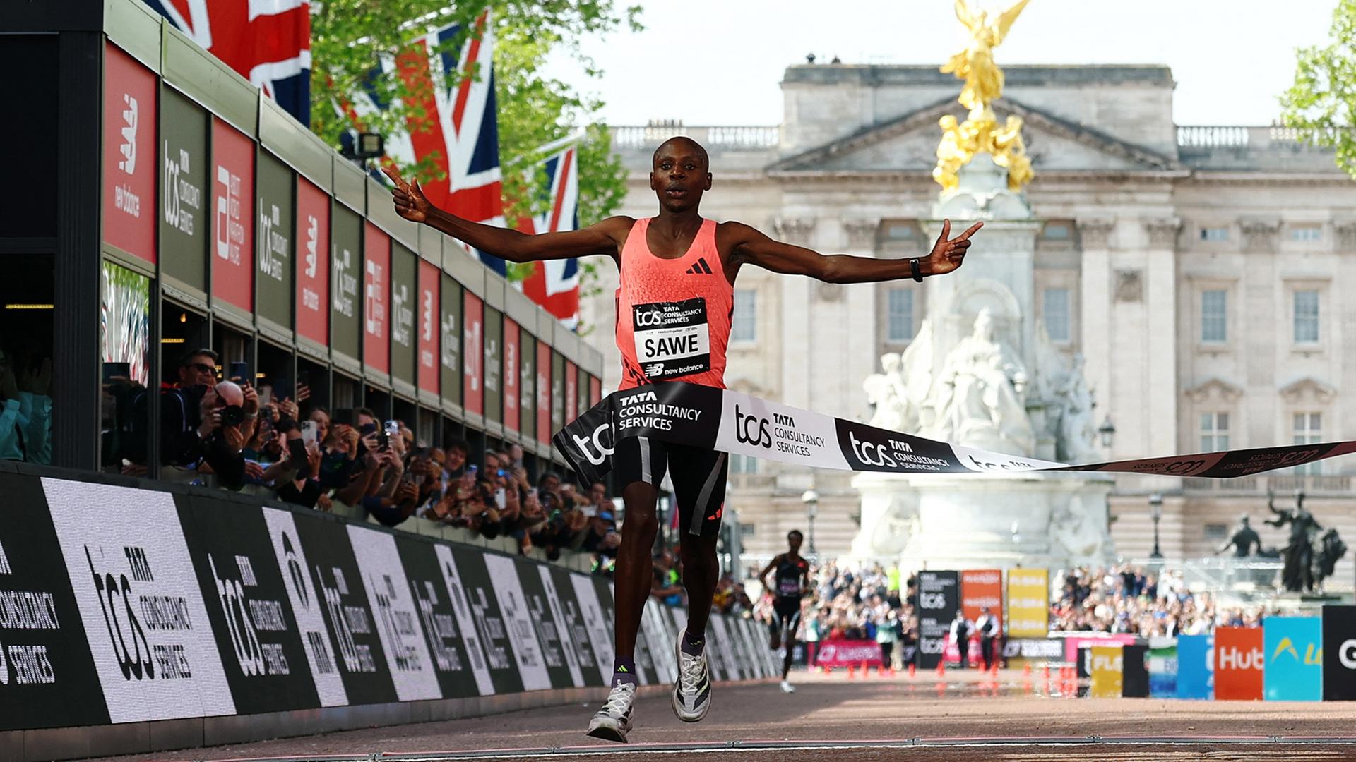 ebastian Sawe Ã¼berquert die Ziellinie des London Marathon. | REUTERS