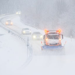 Ein Räumfahrzeug fährt bei Schneefall in der Region Hannover. (Archivbild: 04.01.2026)