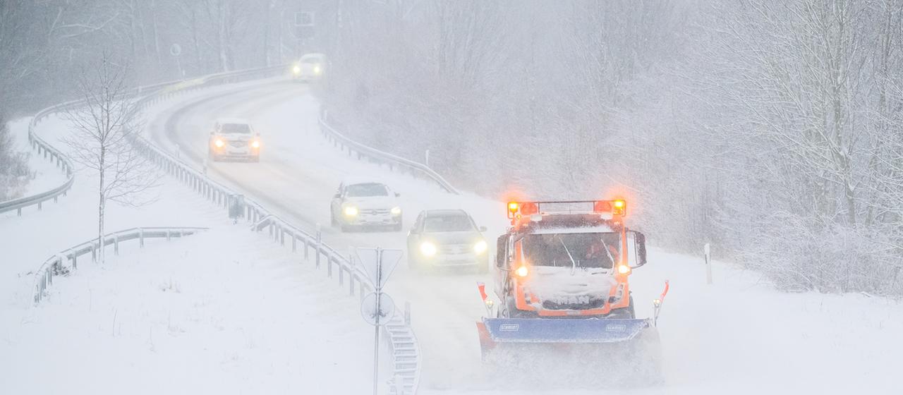 Ein Räumfahrzeug fährt bei Schneefall in der Region Hannover. (Archivbild: 04.01.2026)