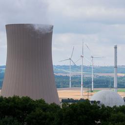 Dampf steigt aus den Kühltürmen des Atomkraftwerk Grohnde im Landkreis Hameln-Pyrmont auf.