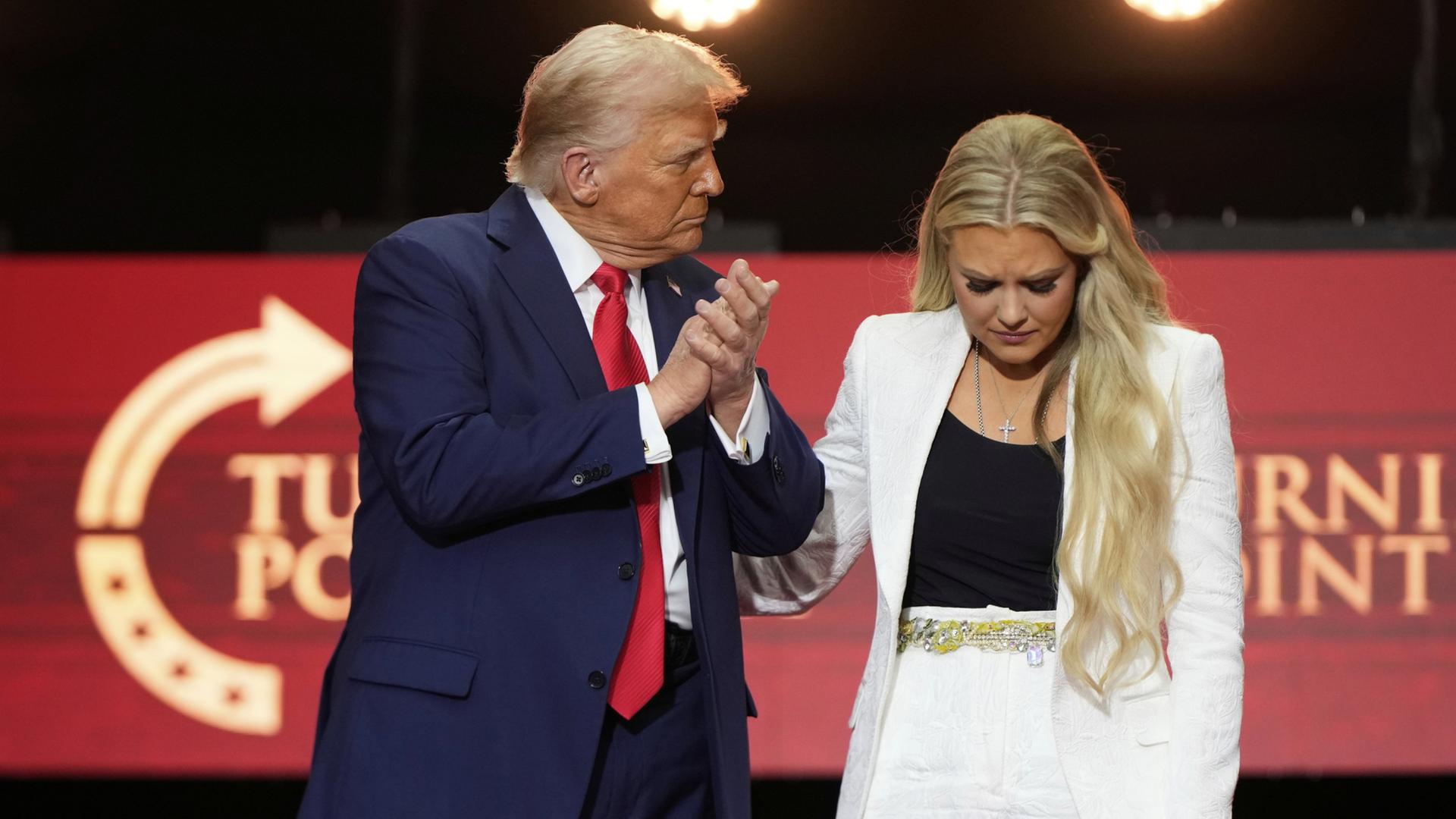Donald Trump steht neben der Witwe des erschossenen Charlie Kirk, Erika Kirk. | AP