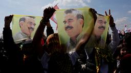 Anhänger der prokurdischen DEM-Partei zeigen Porträts des PKK-Gründers Abdullah Öcalan