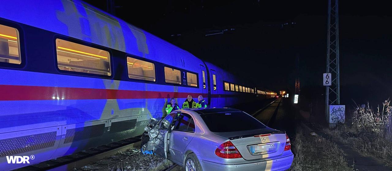 Autounfall: Zusammenstoß mit ICE in Derne