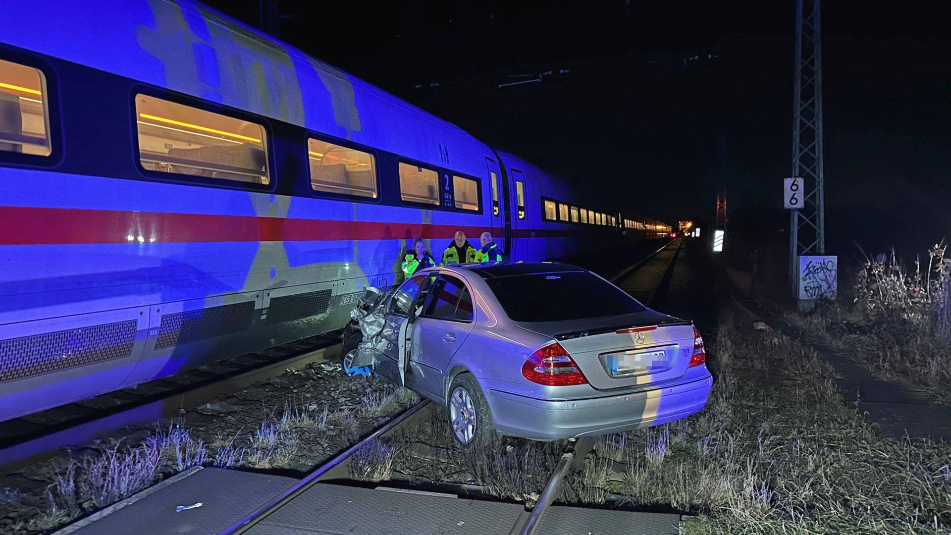 Autounfall: Zusammensto� mit ICE in Derne | Fernandez / News 4 Video-Line TV