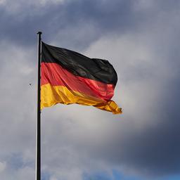 Eine Fahne der Bundesrepublik Deutschland weht im Wind.