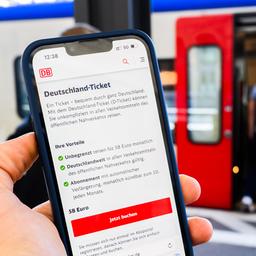 Eine Information zum Kauf des Deutschlandtickets wird auf dem Display eines Smartphones angezeigt.