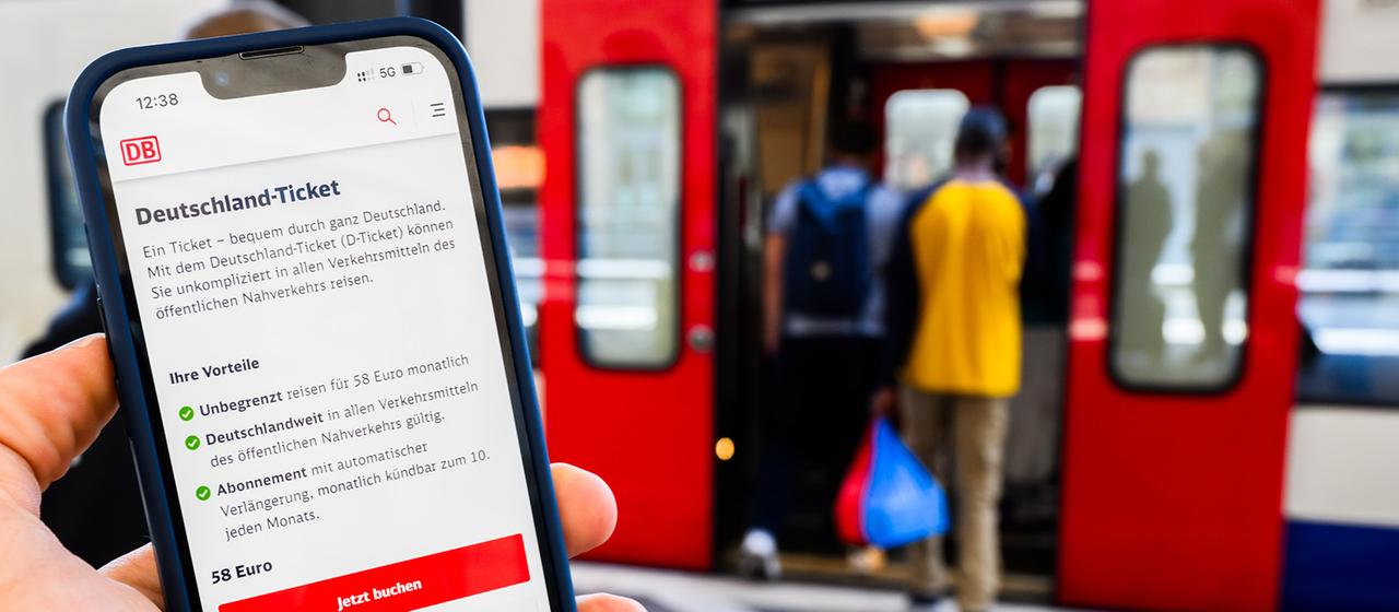 Informationen zum Kauf des Deutschland-Tickets werden auf dem Display eines Smartphones angezeigt.