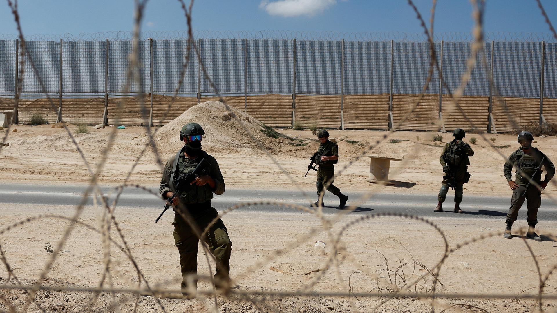 Israelische Soldaten am Grenzzaun zum Gazastreifen | REUTERS