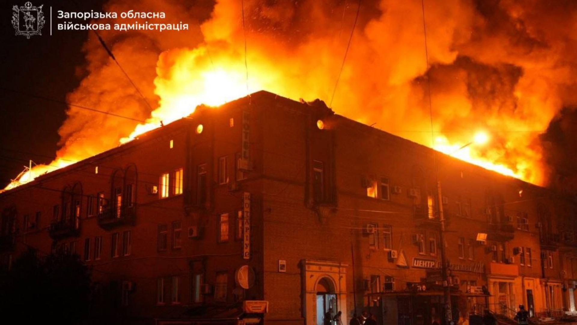 Ein brennendes Gebäude in Saporischschja | Uncredited/Zaporizhzhia Regional Administration/AP/dpa
