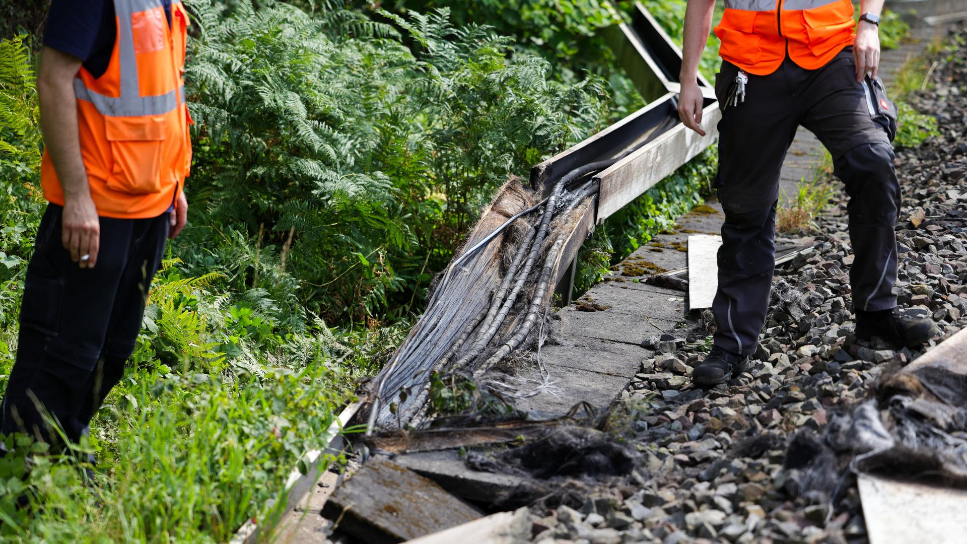 zerstörte Bahngleise sind zu sehen | dpa