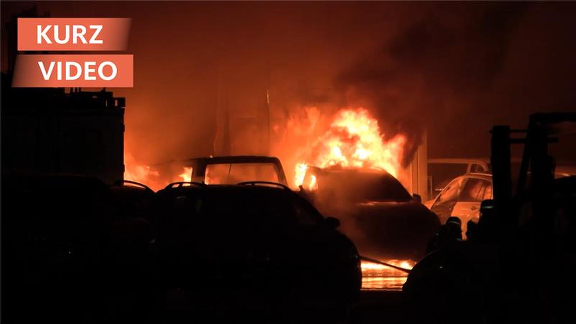 Großbrand in Essener Autohandel: Explosionsgeräusche in der Nacht